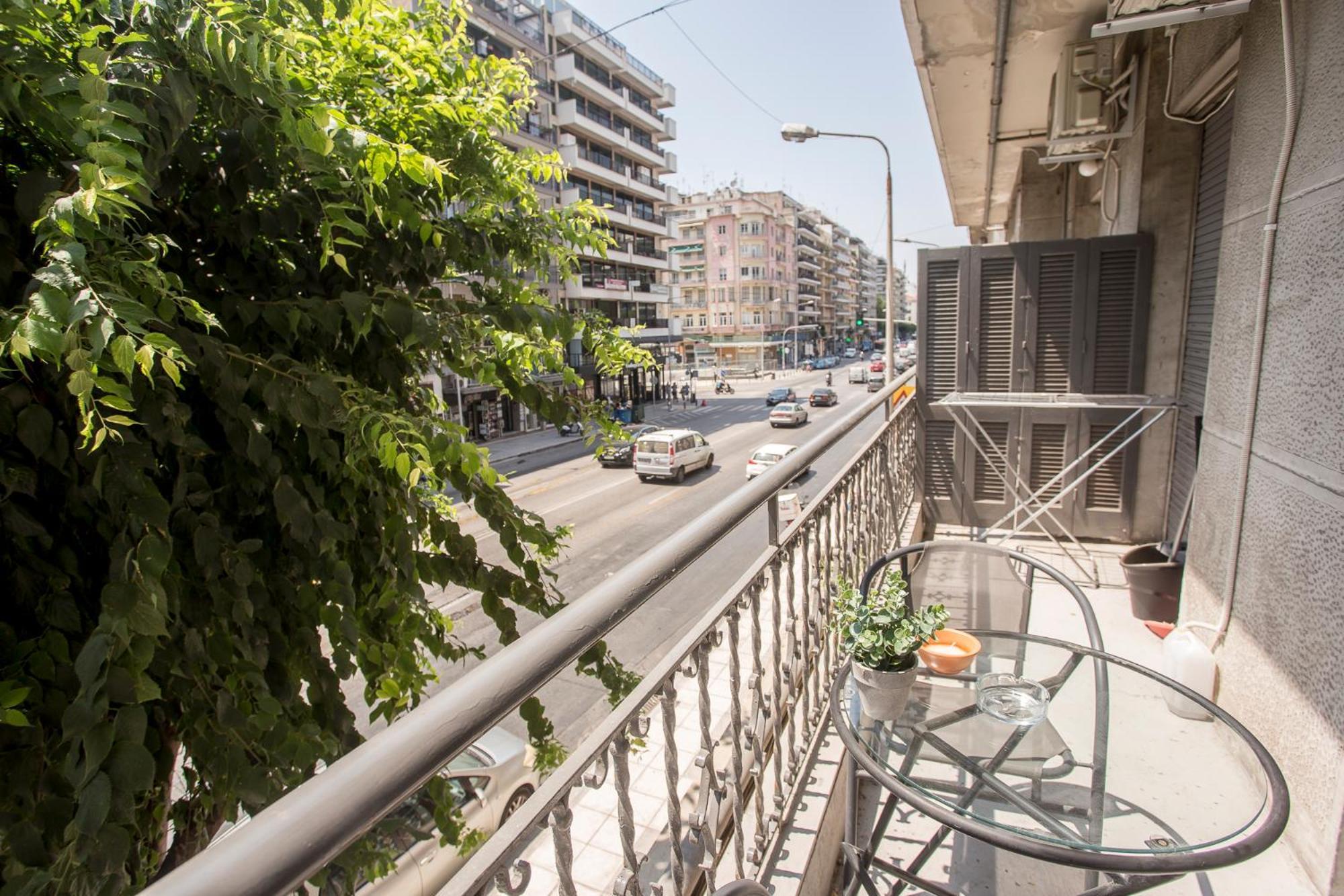 Closer "Egnatia Apartment 1" Thessaloniki Exterior photo